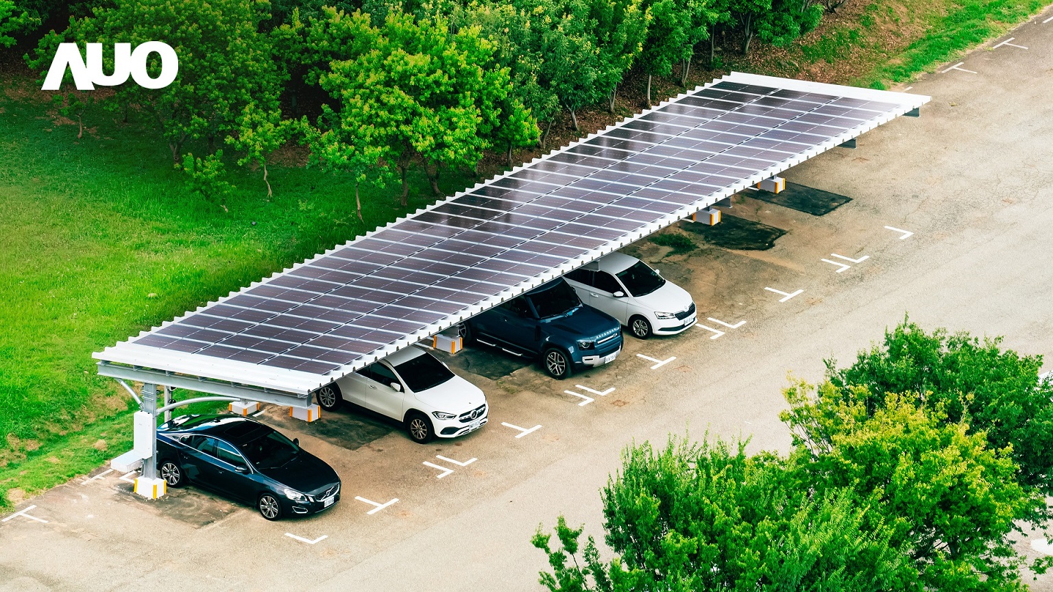 友達(dá)SunSteel光電整合型浪板具備快速安裝、輕量化優(yōu)勢(shì)，可提升15%發(fā)電效能，通過(guò)國(guó)際IEC與國(guó)內(nèi)VPC認(rèn)證安全、防漏、耐候標(biāo)準(zhǔn)