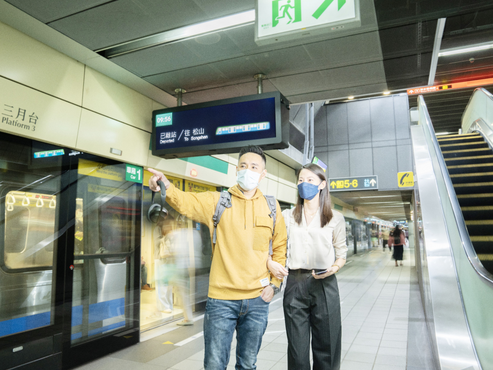 友達(dá)旗下達(dá)擎之客製化TARTAN顯示器  ，於臺(tái)北捷運(yùn)中山站亮相。以獨(dú)特長(zhǎng)條型比例與高畫(huà)質(zhì)特色 ，為臺(tái)北捷運(yùn)站帶來(lái)嶄新的都會(huì)車(chē)站風(fēng)貌