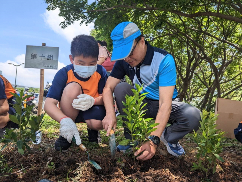 友達(dá)綠色志工及眷屬一起植下樹(shù)苗，親手打造綠帶景觀及動(dòng)植物的友善棲息環(huán)境