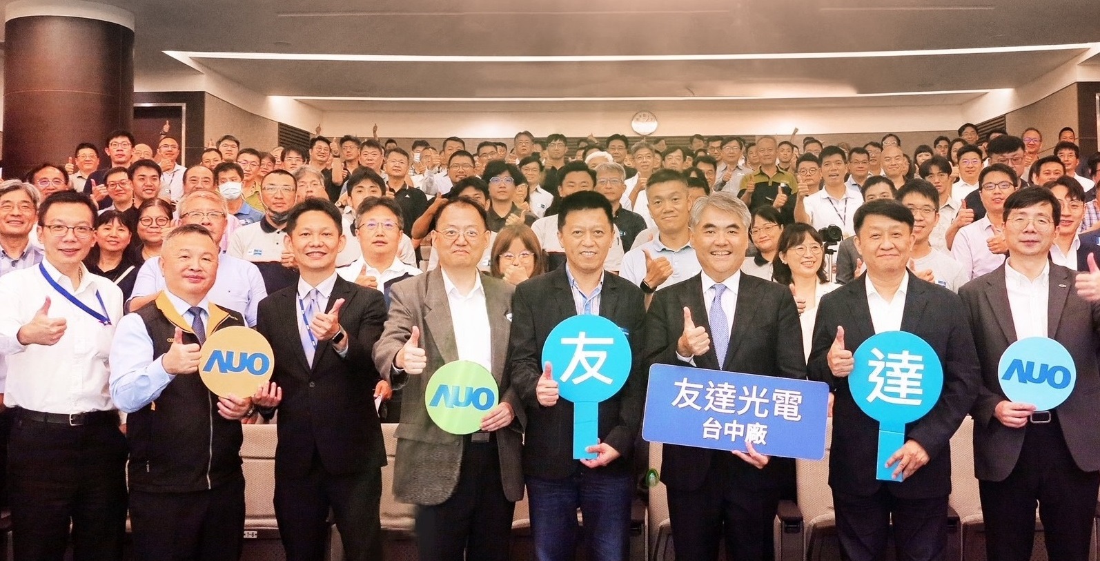友達(dá)以太陽(yáng)能解決方案領(lǐng)航者，跨足建築領(lǐng)域，4日在臺(tái)中廠區(qū)舉辦「光電建築一體化研討會(huì)」，邀請(qǐng)產(chǎn)業(yè)先驅(qū)共同推動(dòng)綠化，打造新一代智慧綠建築。