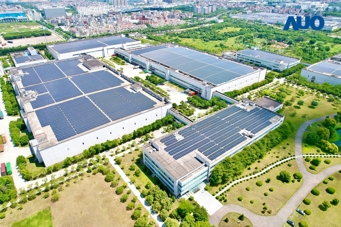 申博太陽城廈門推動智能制造同時，透過綠電創(chuàng)能縱深推進(jìn)綠色轉(zhuǎn)型 ，廠區(qū)全屋頂鋪設(shè)太陽能光伏板 ，每年太陽能發(fā)電 2,600多萬度