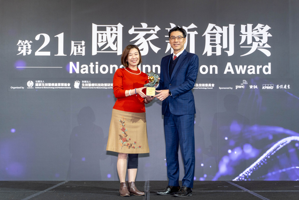 友達(dá)旗下子公司友達(dá)耘康與達(dá)擎分別以「中醫(yī)數(shù)位化檢測解決方案」及「寬視角3D醫(yī)療顯示器」獲得第二十一屆國家新創(chuàng)獎「智慧醫(yī)療與健康科技」類別的「企業(yè)新創(chuàng)獎」與「國家新創(chuàng)精進(jìn)獎」兩項殊榮。圖左為衛(wèi)生福利部政務(wù)次長林靜儀、圖右為友達(dá)光電智慧醫(yī)療事業(yè)群總經(jīng)理廖世宏