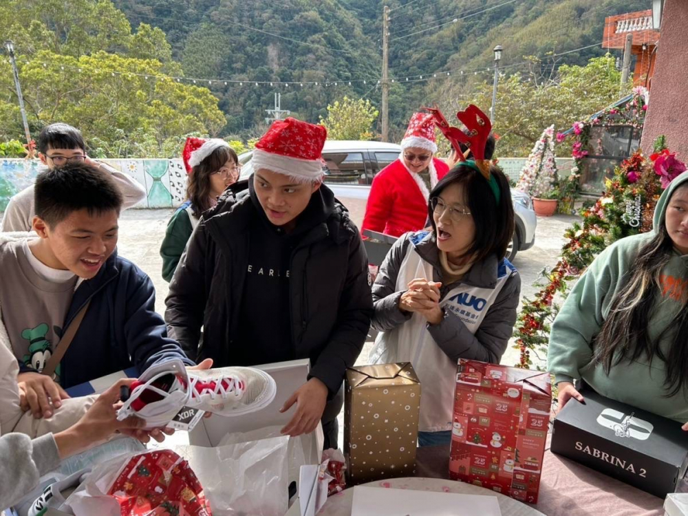 「圓夢計畫」由偏鄉(xiāng)兒少許下心願 ，友達員工認(rèn)捐禮物   ，高階主管親帶隊將禮物一一送往偏鄉(xiāng)，為兒少圓夢