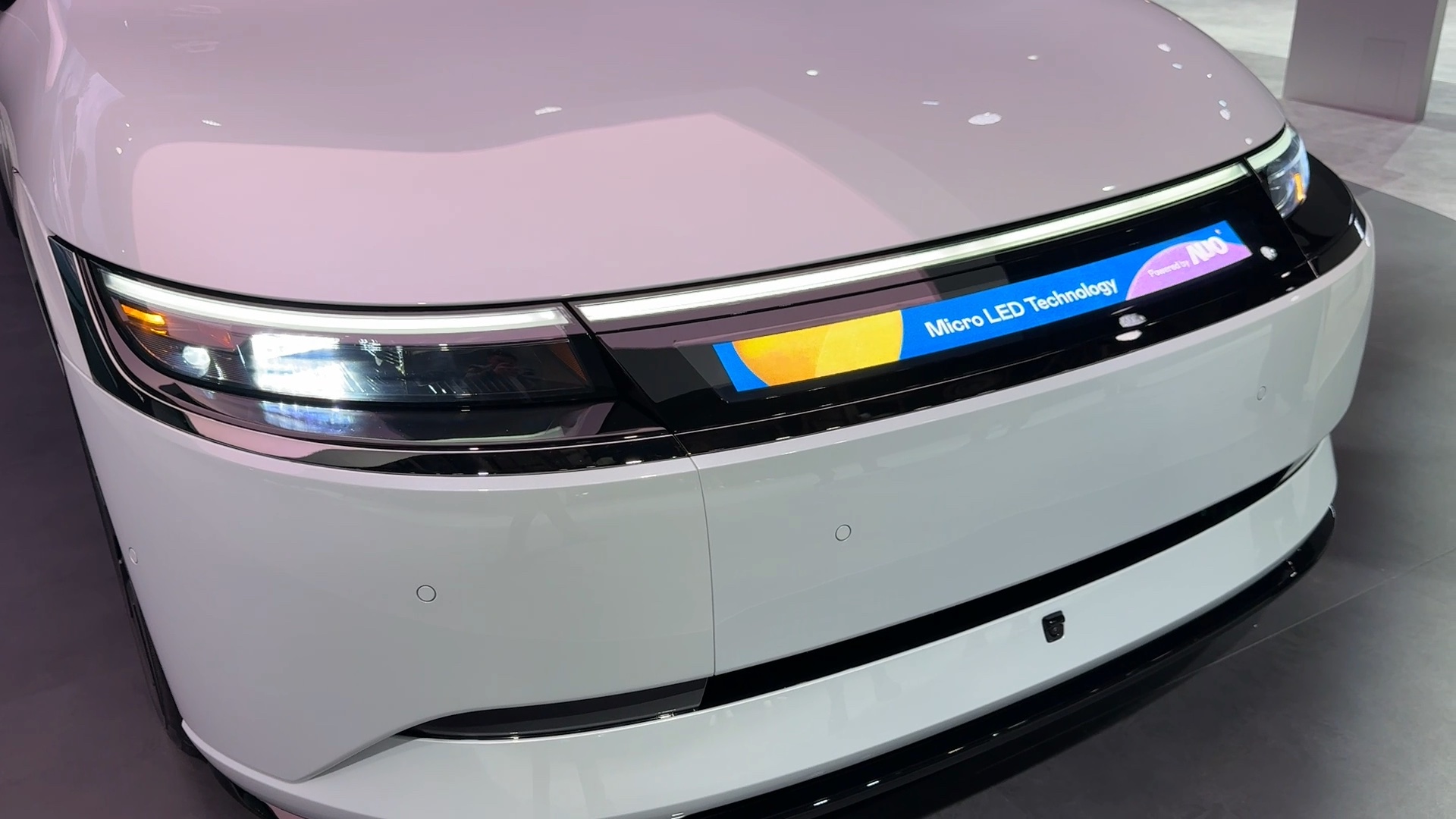 友達(dá)Micro LED車頭顯示解決方案擁有高對(duì)比度、高亮度 、高解析度和超廣視角等特性   ，可以清晰顯示充電狀態(tài)、車輛資訊並展現(xiàn)車主個(gè)人化的主題風(fēng)格 、影片文字等內(nèi)容，革新了人與車的互動(dòng)方式。